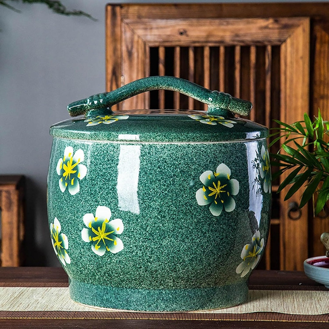 Di colore verde, riso conservato in un recipiente da dispensa