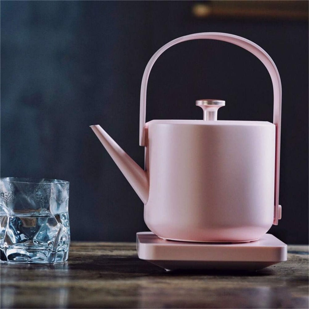 Acqua da versare dal recipiente di mantenimento di colore rosa