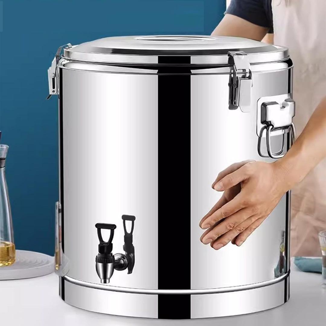 Bevande raccolte in un recipiente isolato con corpo in acciaio inox e con impugnatura