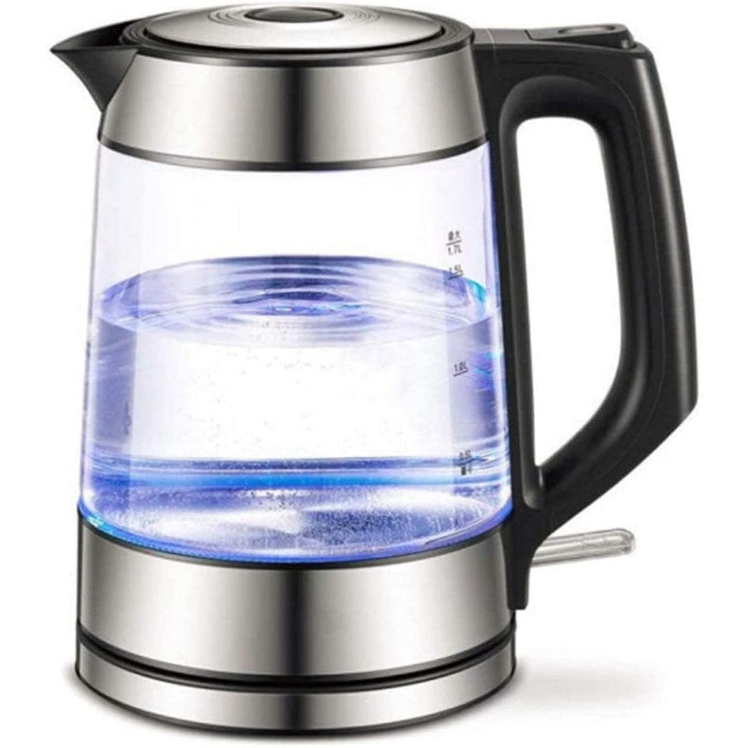 Una caraffa elettrica raccoglie l'acqua da scaldare di colore blu e con alimentazione senza filo