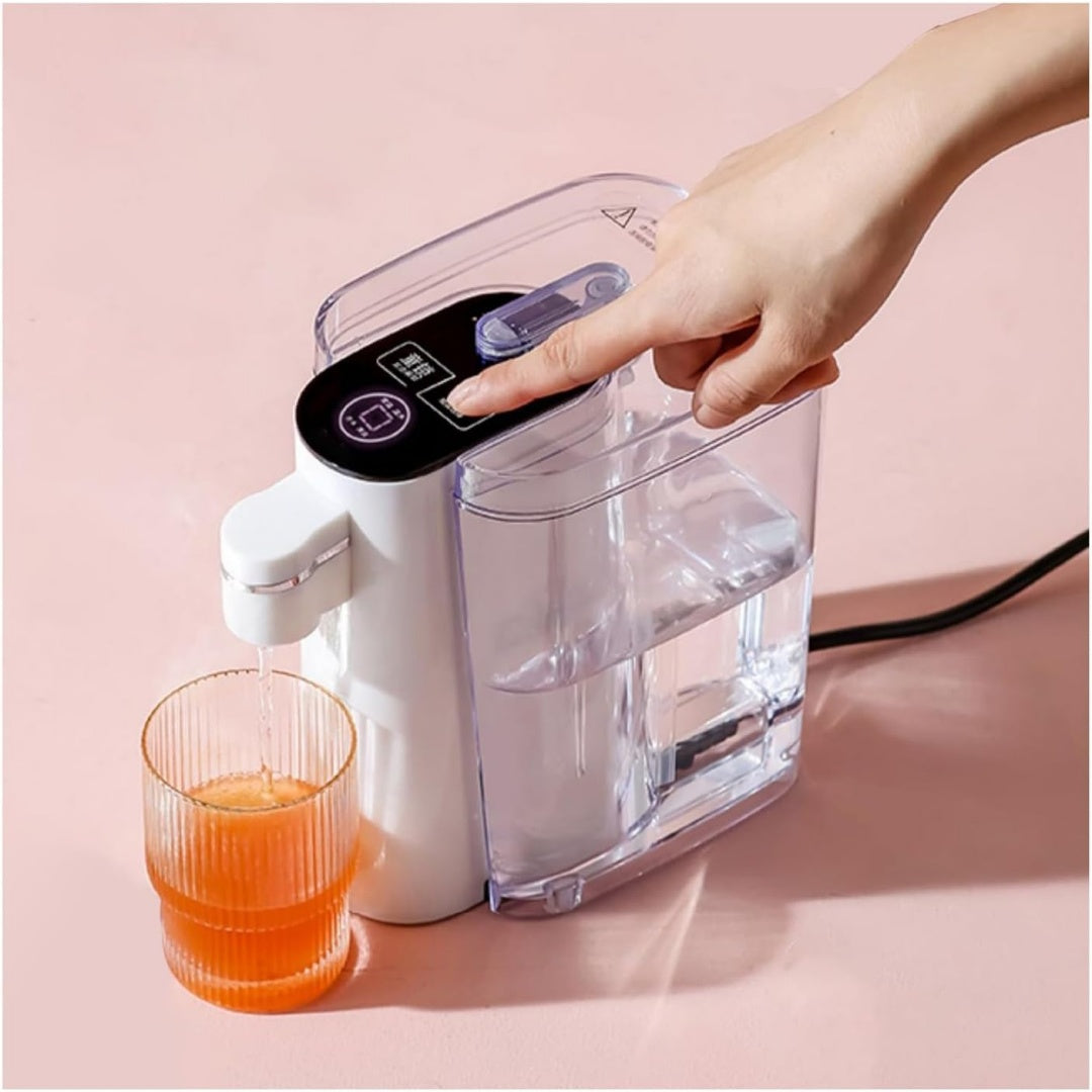 Un piccolo recipiente elettrico per l'acqua da bere di colore marrone