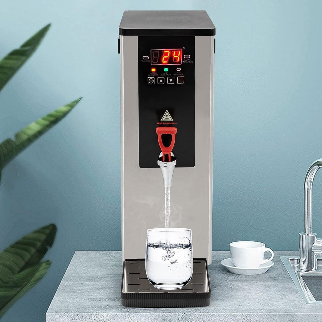 Un punto da appoggio per preparare acqua calda con potenza dichiarata di 2400 W e con corpo in acciaio inox