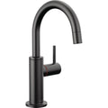 Acqua riscaldata prima di riempire la tazza di colore nero