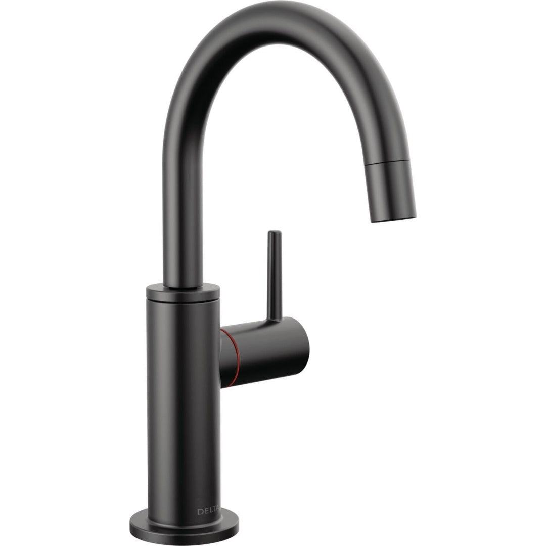 Acqua riscaldata prima di riempire la tazza di colore nero